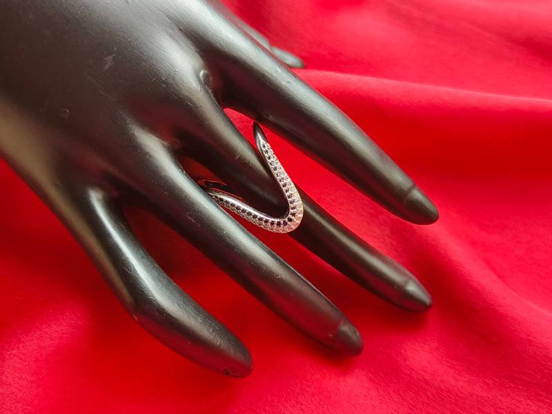 V Shape Lucy Finger Ring - Image 2